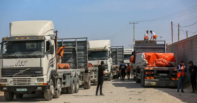 ত্রাণবাহী ট্রাকের অপেক্ষা